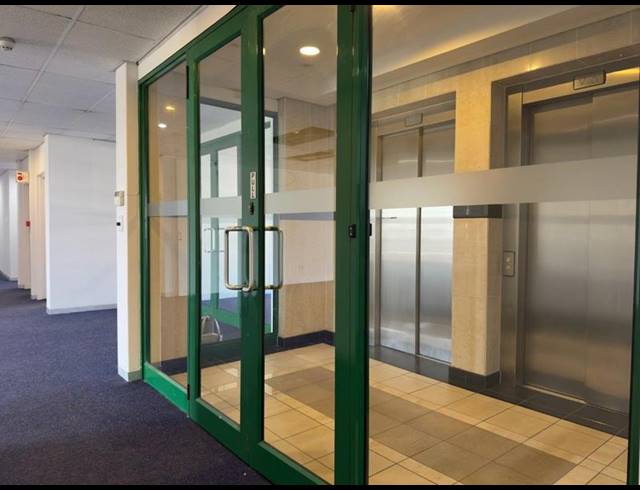 BUSINESS PROPERTY TO RENT IN CLAREMONT